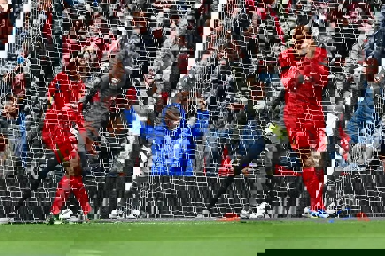 Robertson and Van Dijk argument