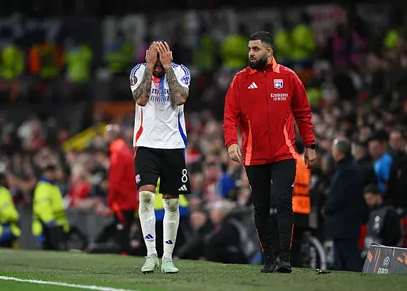 Strange Red Card for Lyon's Scorer: Assistant Referee Helps Amorim!