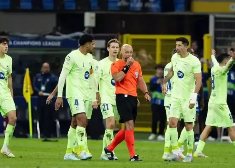 Brutal End: Marciniak Blocks Barcelona's Advance