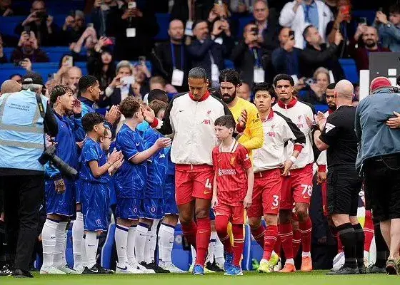 Liverpool Booed by Chelsea Fans in Guard of Honor