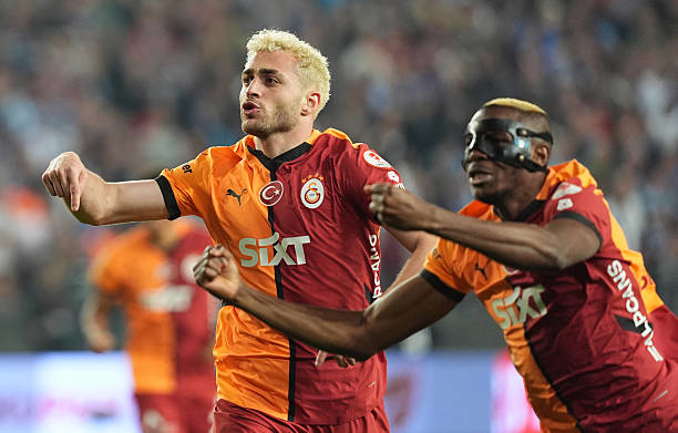 Barış Alper Yılmaz celebrates with Victor Osimhen