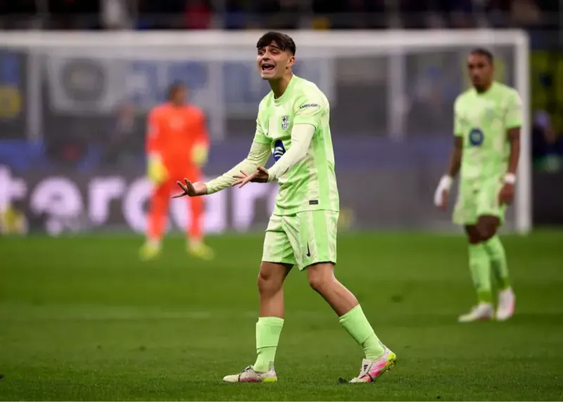Controversial Scene in Inter-Barcelona Match: No Penalty Given