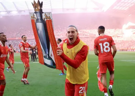 Liverpool defender immortalizes championship on his arm!