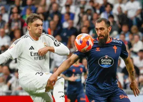 Borja Iglesias jokes with Thibaut Courtois