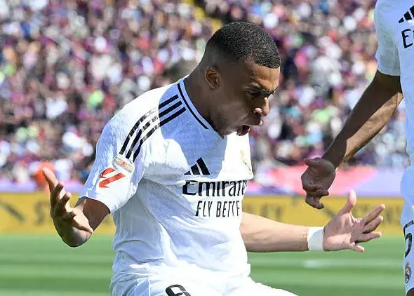 Kylian Mbappe scores in El Clasico