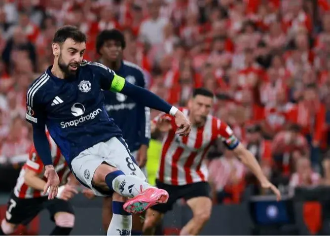 Bruno Fernandes arguing with a journalist