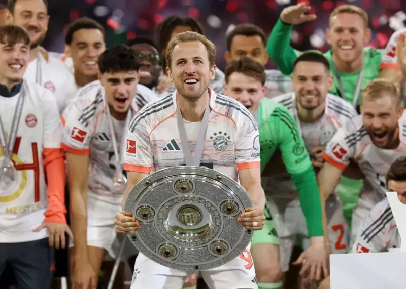 Harry Kane lifting the Bundesliga trophy