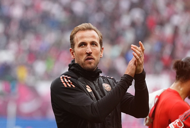Harry Kane lifting Bundesliga trophy