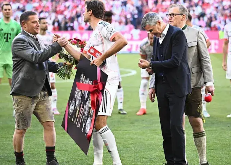 Thomas Müller's Mother in Tears During Emotional Farewell at Allianz Arena! (Photo)