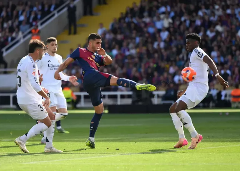 Controversial Refereeing in El Clásico: Shomane Apparently a Goalkeeper