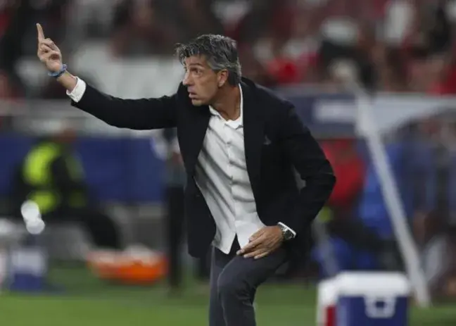 Famous Spanish Coach on Porto's Bench