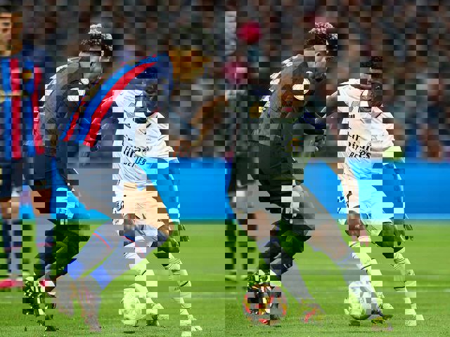 Ronald Araujo marking Vinicius Junior